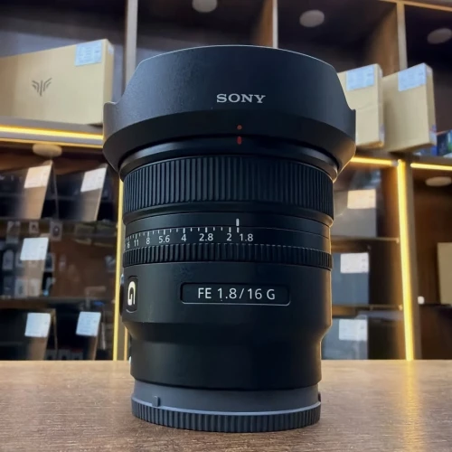SONY 16mm 1.8 FE ( full frame ) excellente état comme neuf avec les deux bouchons parasoleil ( UN EXCELLENT LENS DE VIDEO )