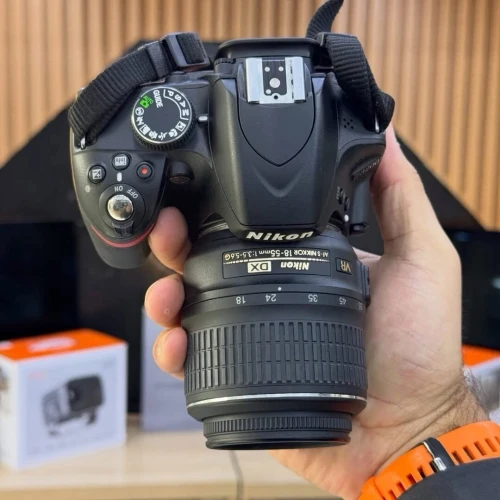 Nikon D3200 avec 18-55mm en excellent état batterie et chargeur