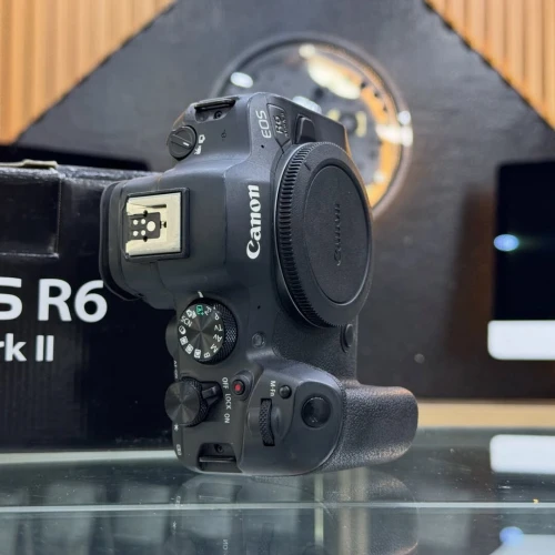 Canon R6 MARK II boitier nu en excellent état batterie et chargeur