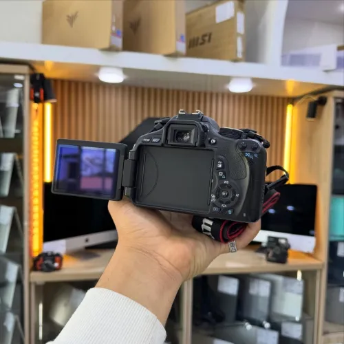 Canon 600D avec 18-55mm F3.5-5.6 Mark II en excellent état avec batterie et chargeur