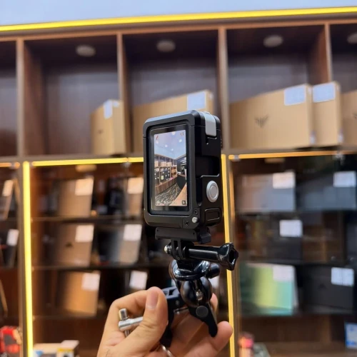 Dji osmo action 6 en excellent etat comme neuf avec sacouche plus cage metalique et support