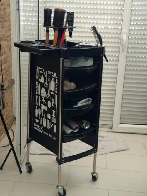 Chaise et chariot de coiffeur