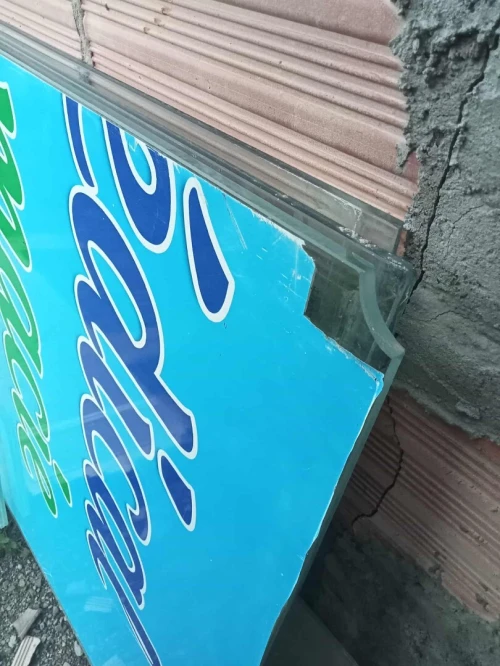 une vitrine en verre trempé pour exposition