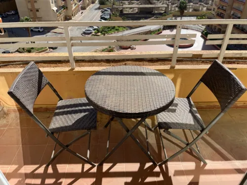 Table de terrasse avec 2 chaises