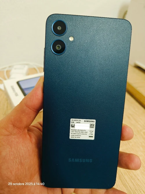 Samsung F05 4 GB Ram/ 64 GB Mémoire, avec boite et chargeur original F05