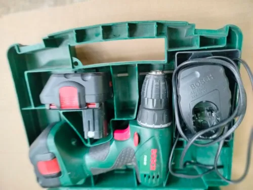 Lot viseuse et 2 perceuse de marque bosch et 2 ponceuse bosch et poste a souder de marque 