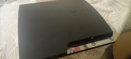 PS3مفلاشي slim لحالة جيدة مع العلبة 2مانيطات والعديد من الالعاب