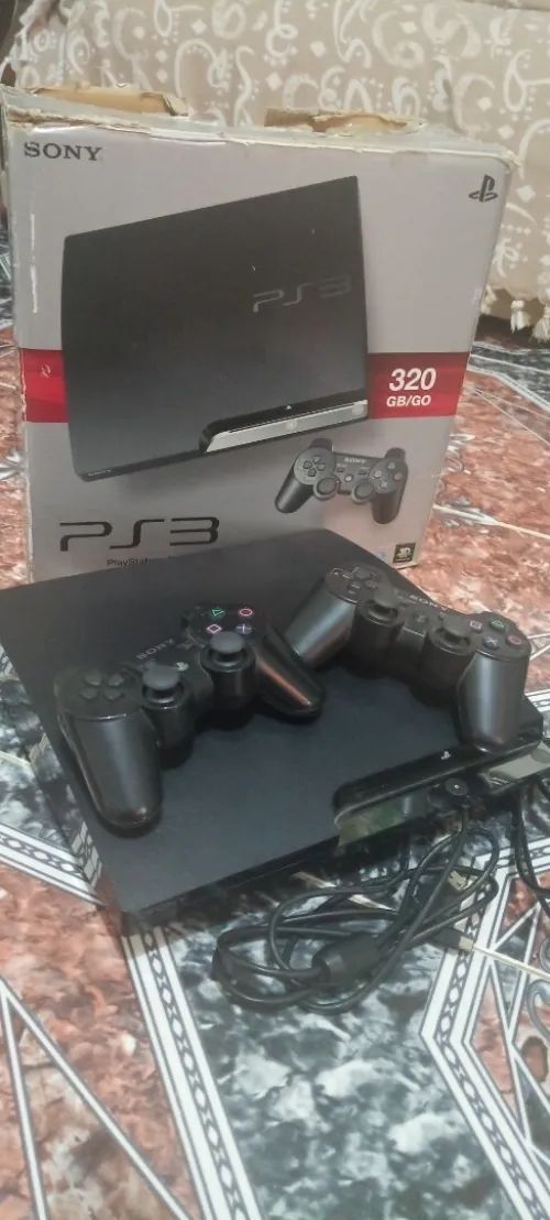PS3مفلاشي slim لحالة جيدة مع العلبة 2مانيطات والعديد من الالعاب