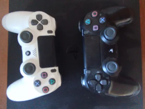 Ps4 slim /2 manette/bon état /40000/négociable 