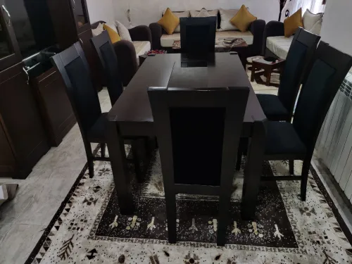 طاولة ب 6 كراسي