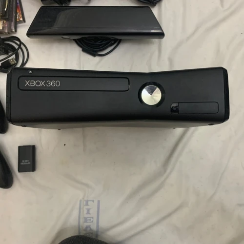 Xbox 360 slim avec tout les accesoires