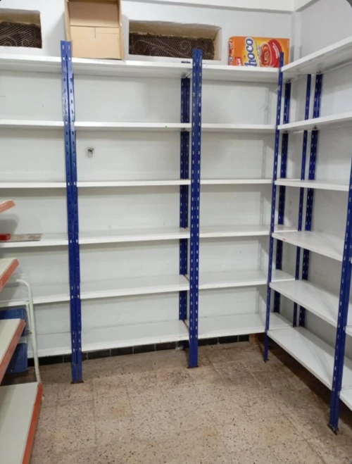 Lots d'étagères, grand comptoir et grand frigo en excellent état 