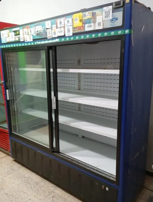 Lots d'étagères, grand comptoir et grand frigo en excellent état 