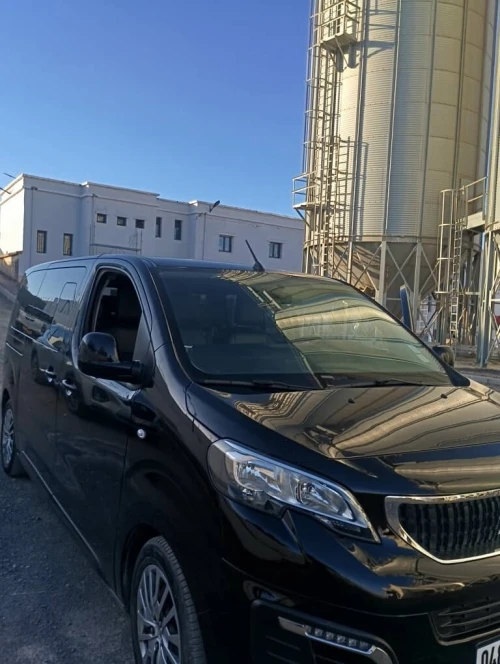 Location van avec chauffeur 9 place