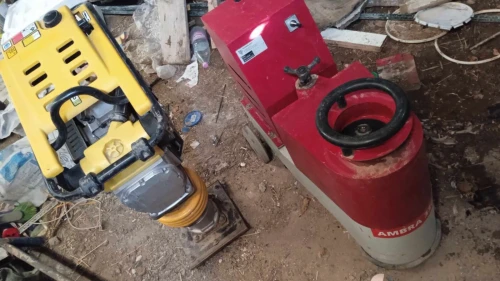 Machine de ponçage et une dameuse