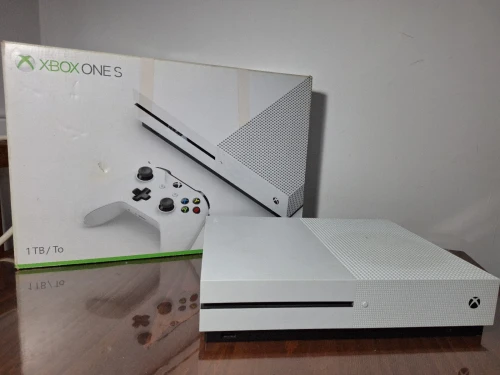 Xbox One S 1Tb - Etat Neuf avec Boîte