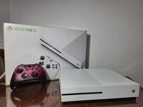 Xbox One S 1Tb - Etat Neuf avec Boîte