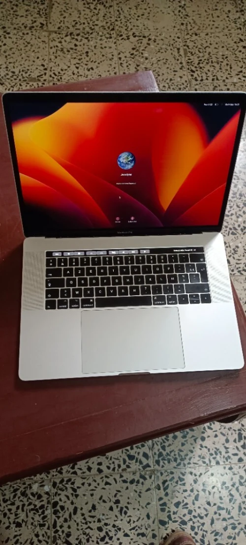 MacBook pro 2017 touch bar 15.4