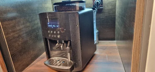 Krups Essential, Machine à café grain, Expresso automatique, 2 tasses simultanées, Ecran LCD, Nettoyage automatique, Buse vapeur, Pot à lait inox Cappuccino, Noire, EA816031