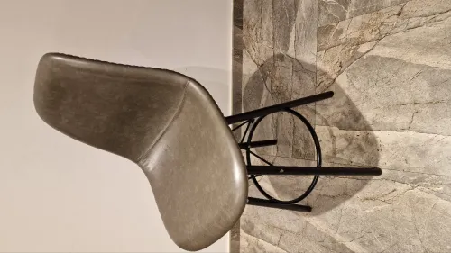 Chaises comptoir en simili cuir gris