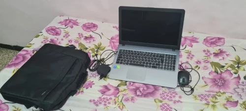 PC portable marque Asus 17 pouces 500 gg de stockage  ramène 8 très bon état d'origine France