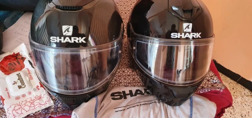2  casque shark 