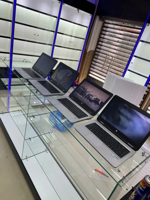 Matériel complet de magasin à vendre (informatique, smartphones & réparation)