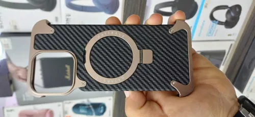 Coque Antichoc métallique 16 Promax avec support magnétique à effet carbon