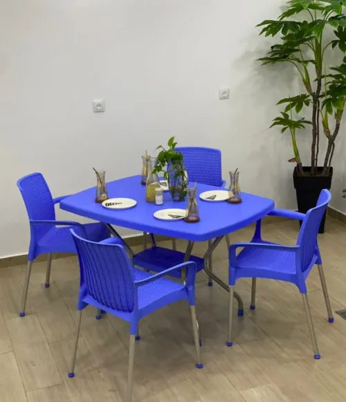 Tables et chaises plastique métal bois