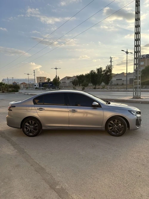Peugeot 408 2025 Sidan