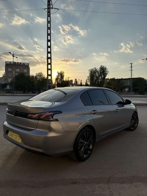 Peugeot 408 2025 Sidan