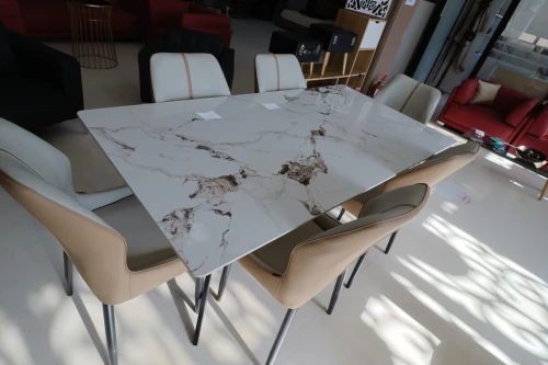 Table à manger effet marbre blanc avec chaises beige *Design moderne et élégant*