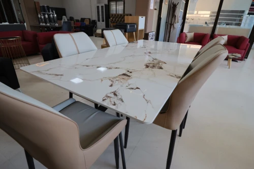 Table à manger effet marbre blanc avec chaises beige *Design moderne et élégant*