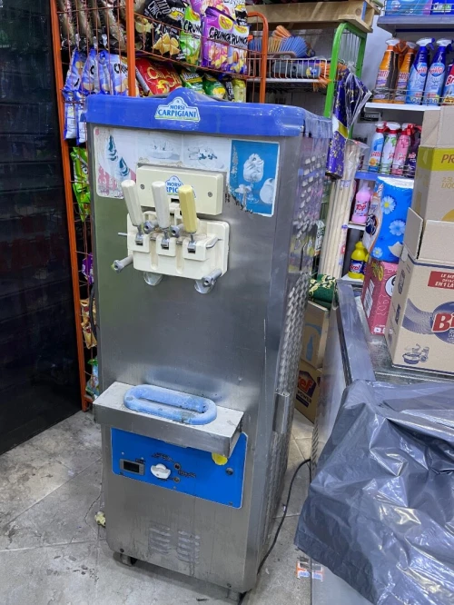 Machine lacrem ice cream carpigiani