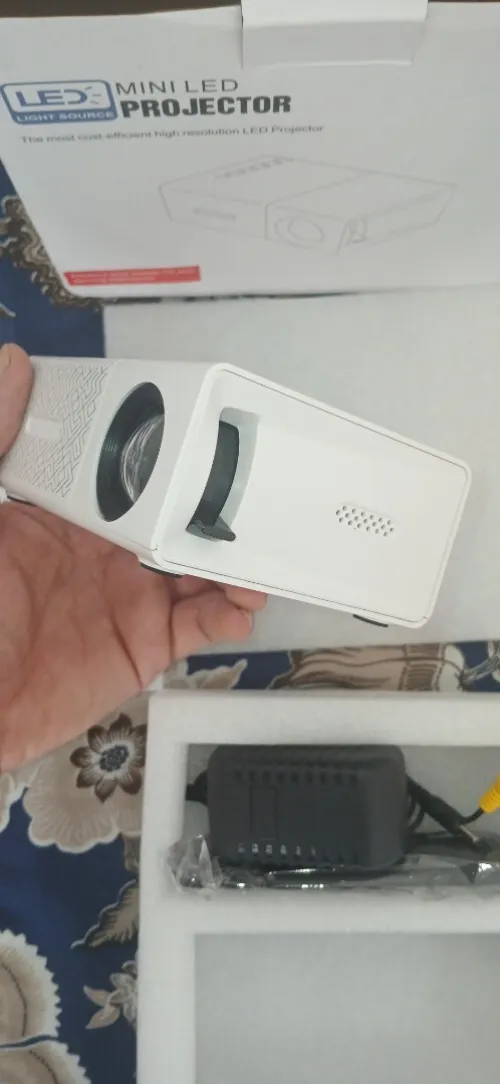 Projecteur GTEQY Vidéo HD avec Mise au Point Rapide, Support USB/PC/Carte SD/DVD, Mini Projecteur