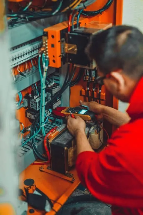 Électricien industriel