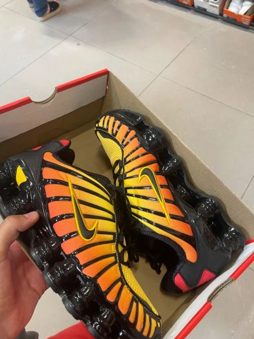 NIKE SHOX