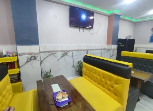 16 BOX + 8 Tables + 8  pour Fast Food