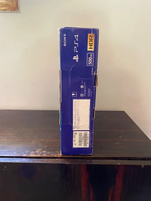 PS4 etat neuf avec boit et accessoires 