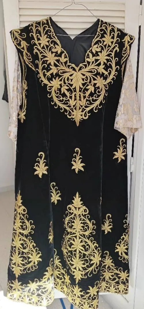 Robe Fergani royale  Broderie dorée sur velours noir profond