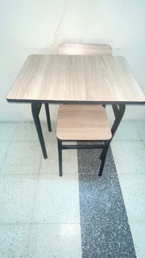 20 Tables Scolaires Pour Crèche Et école 15grand et 5 petit )et long table, un bureau et 2 tableux