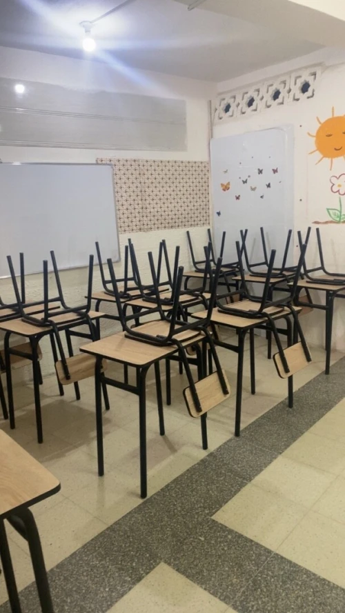 20 Tables Scolaires Pour Crèche Et école 15grand et 5 petit )et long table, un bureau et 2 tableux