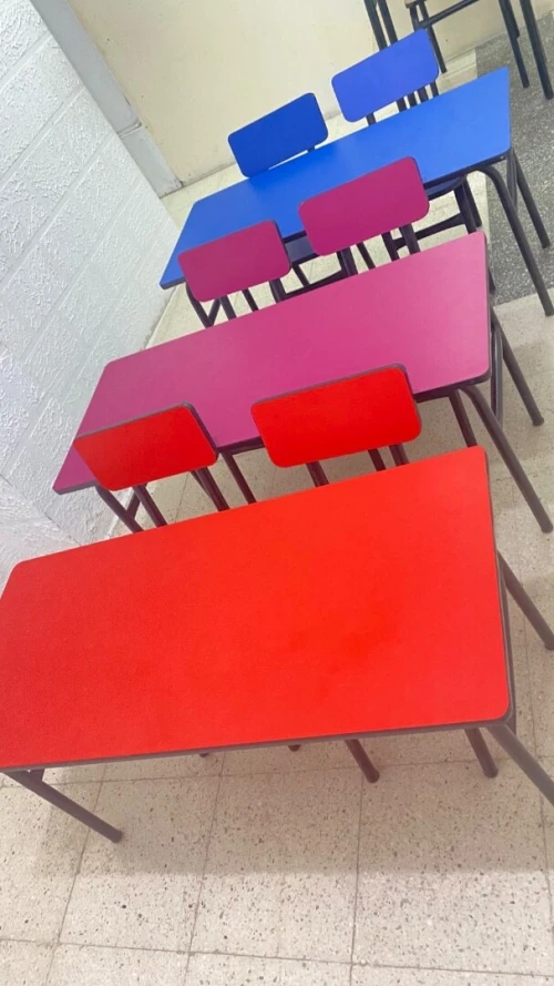20 Tables Scolaires Pour Crèche Et école 15grand et 5 petit )et long table, un bureau et 2 tableux