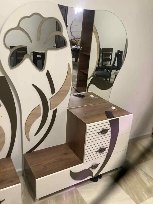 Kit Armoire + coiffeuse + table de nuit prix raisonnable 