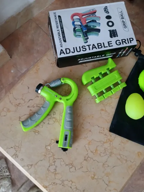 ADJUSTABLE GRIP