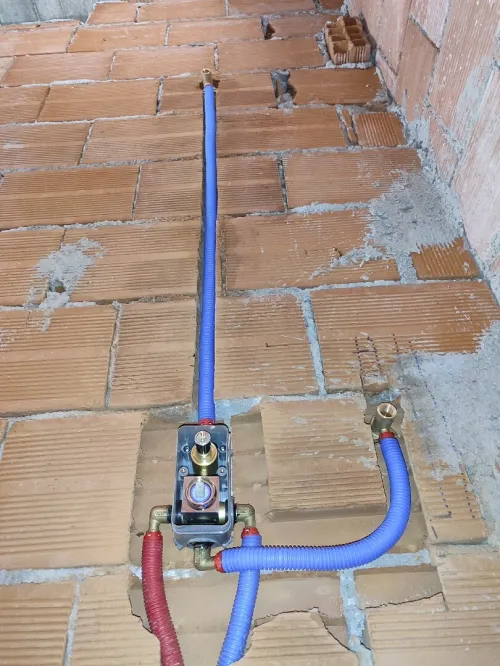 Plombier ambulant chauffagiste installation sanitaire eau et gaz