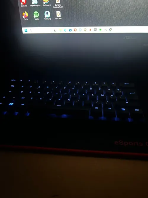 PC gamer avec clavier et souris 