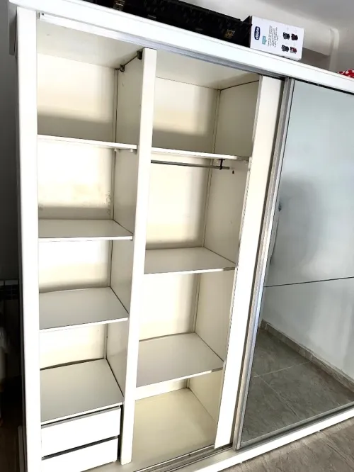 Armoire en bois rouge porte coulissante 