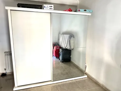 Armoire en bois rouge porte coulissante 