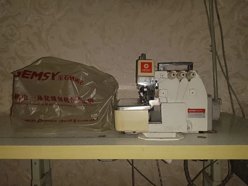 Machine à coudre surjet